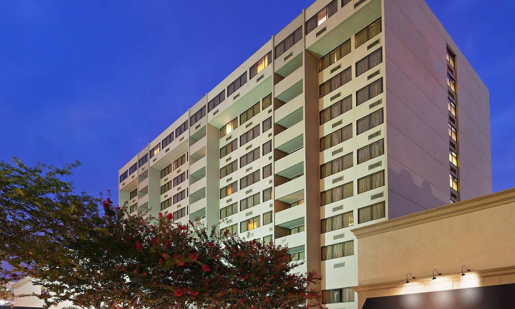 Hotel Fairfield & By Marriott Uptown 3*