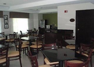 Hotel Sleep Airport - Billy Graham Parkway 3*