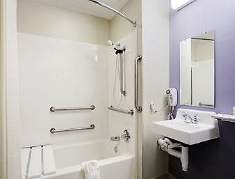 Hotel Microtel By Wyndham Airport