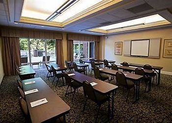 Hampton & Arrowood Rd Hotel 3*