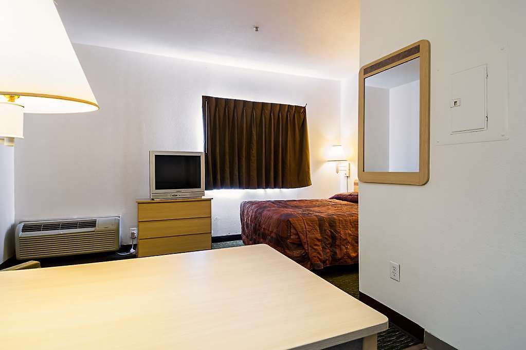 Studio 6 Airport 2*