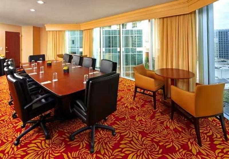 Courtyard Center 3*