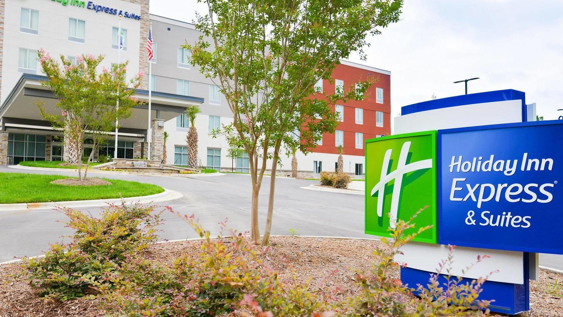 Hotel Express & - Airport By Ihg 3*