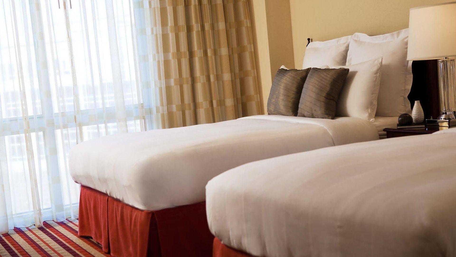 Hotel Hilton Airport 4*