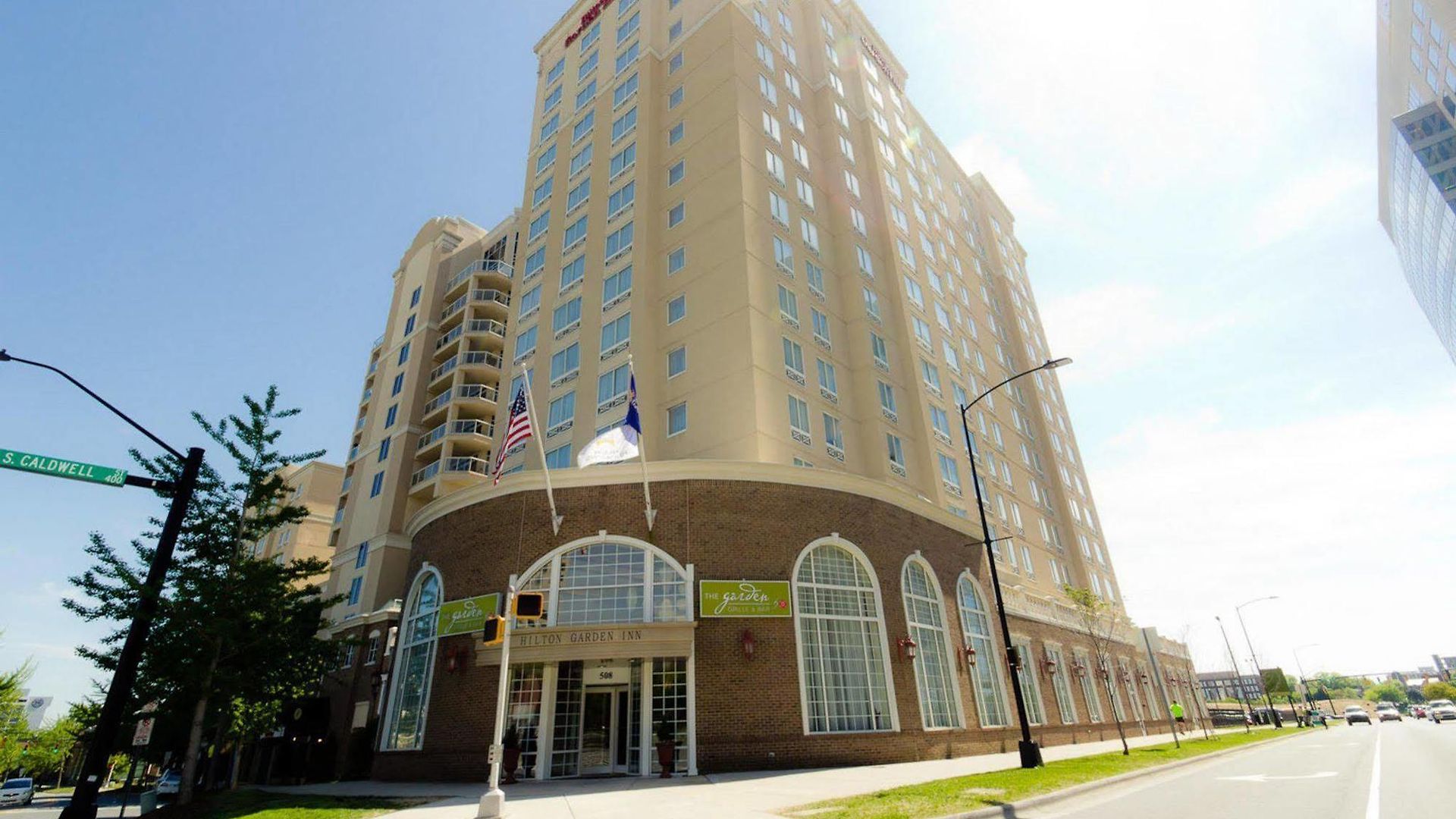 Courtyard Center 3*