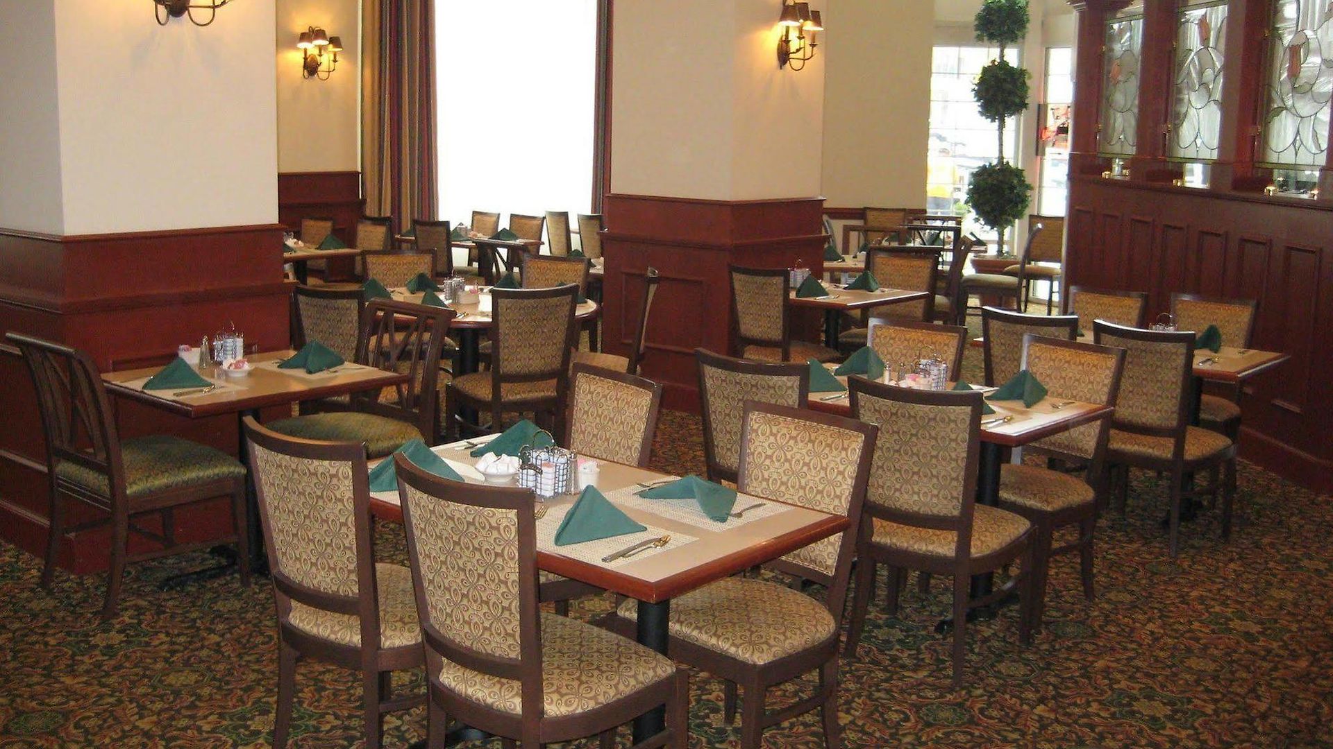 Courtyard Center 3*