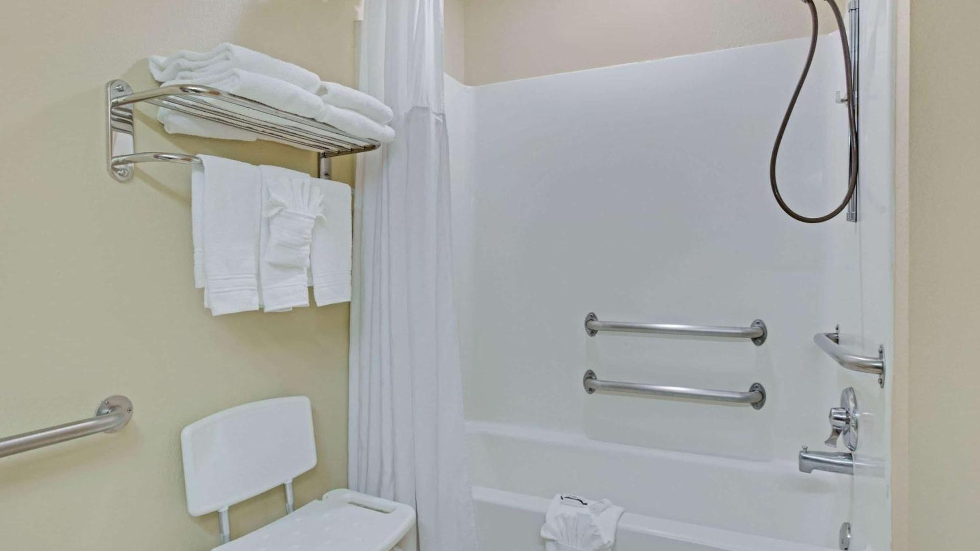 Microtel By Wyndham Place 2*