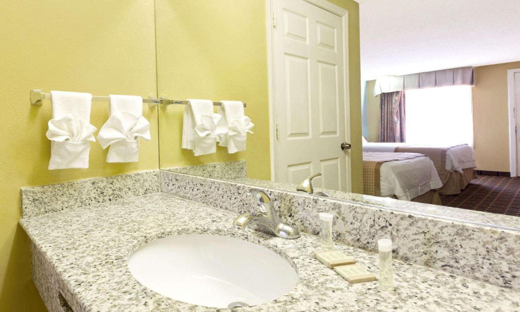 Rodeway Airport Area Inn 4*