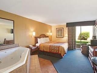 Days By Wyndham Charlotte/woodlawn Near Carowinds 2* Charlotte