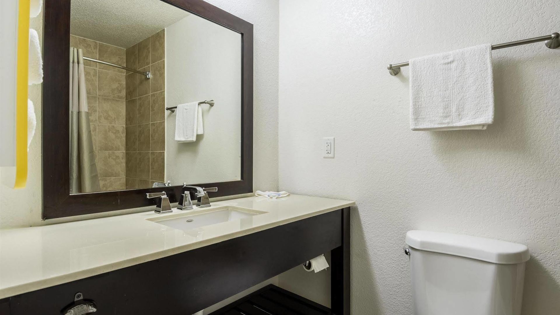 Hotel Econo Airport Near Billy Graham Parkway 2*