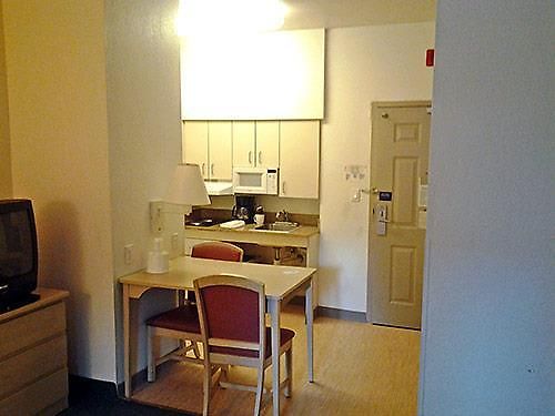 Hotel Studio 6 Airport 2*