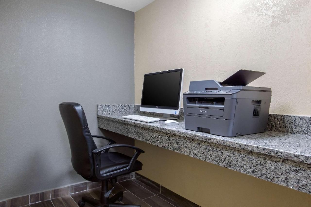 Quality Airport-near Uptown 2*