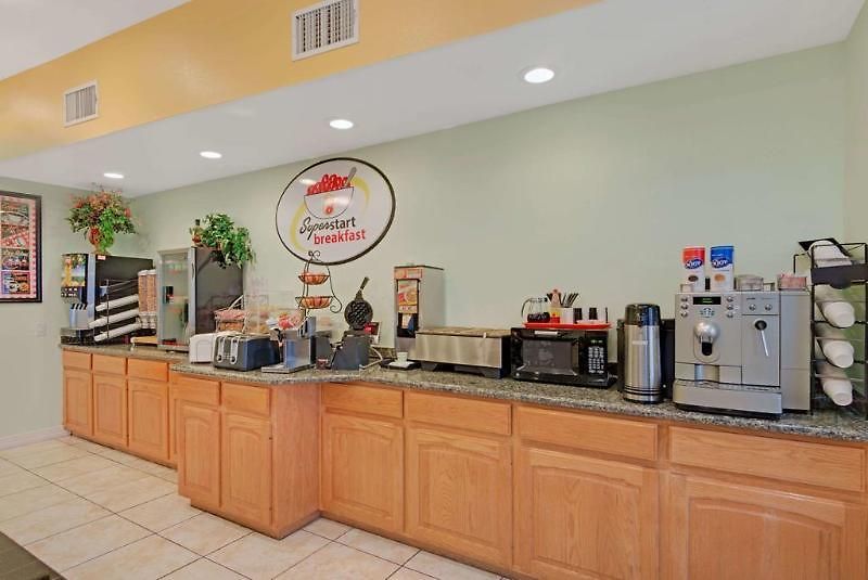 Rodeway Airport Area Inn 4*