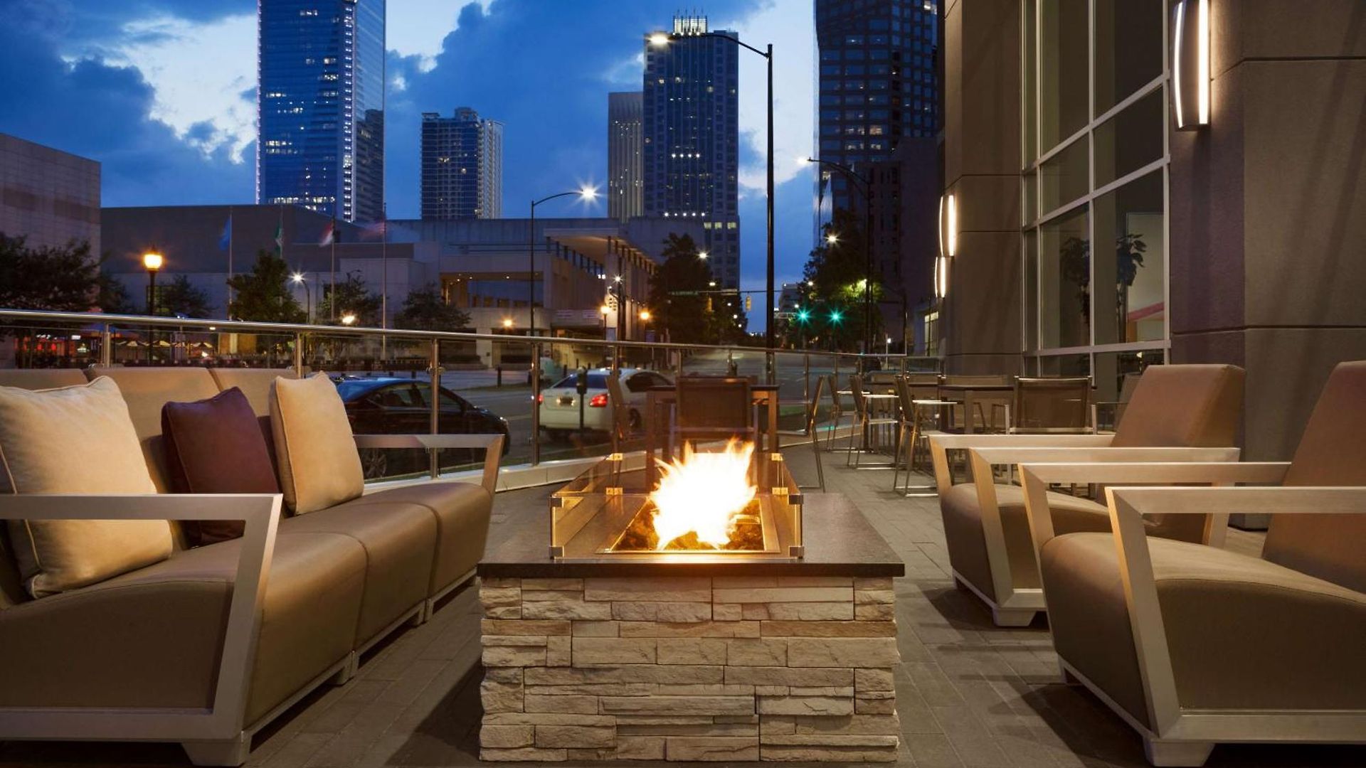 Hotel Embassy By Hilton Uptown