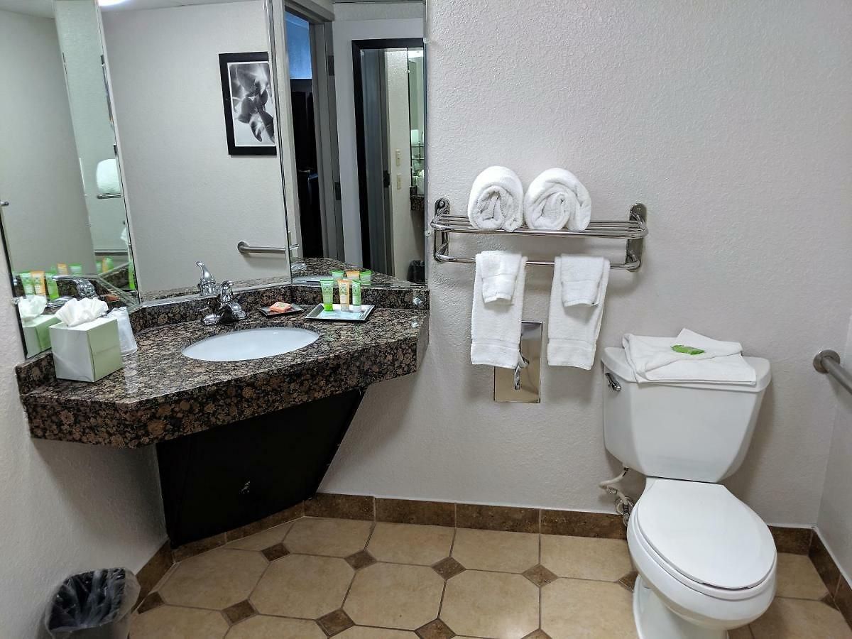Wyndham Garden Airport Southeast 3*