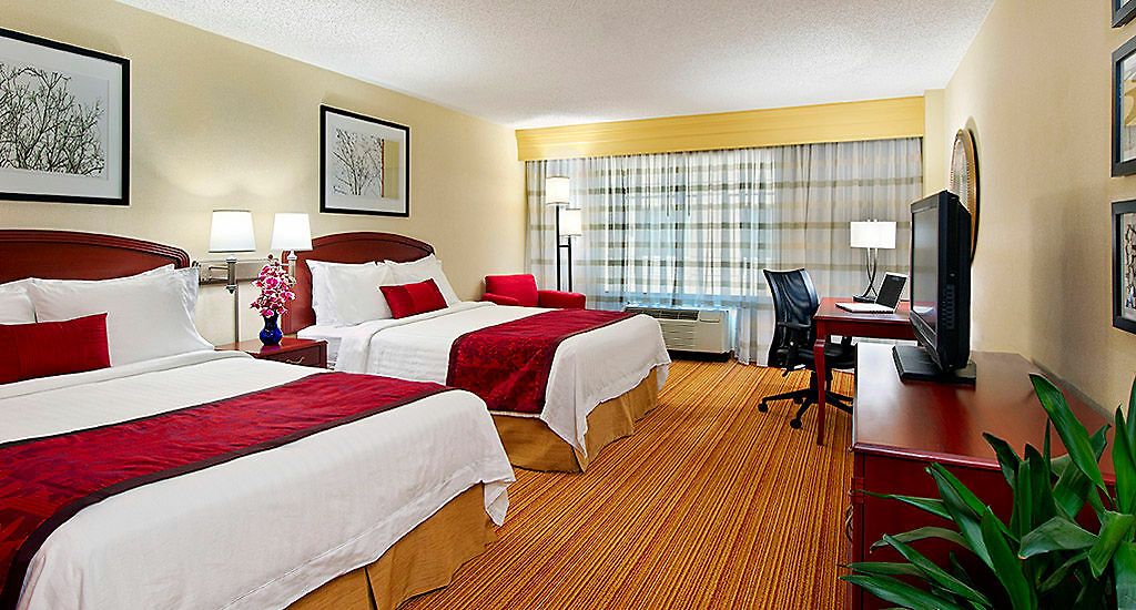 Courtyard Center 3*
