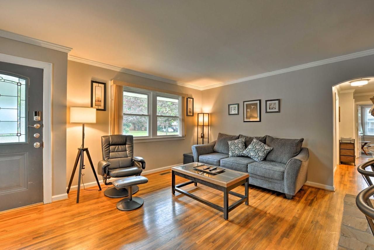 Holiday home 6 Mi To Downtown Charlotte! Charming Home W/ Patio *