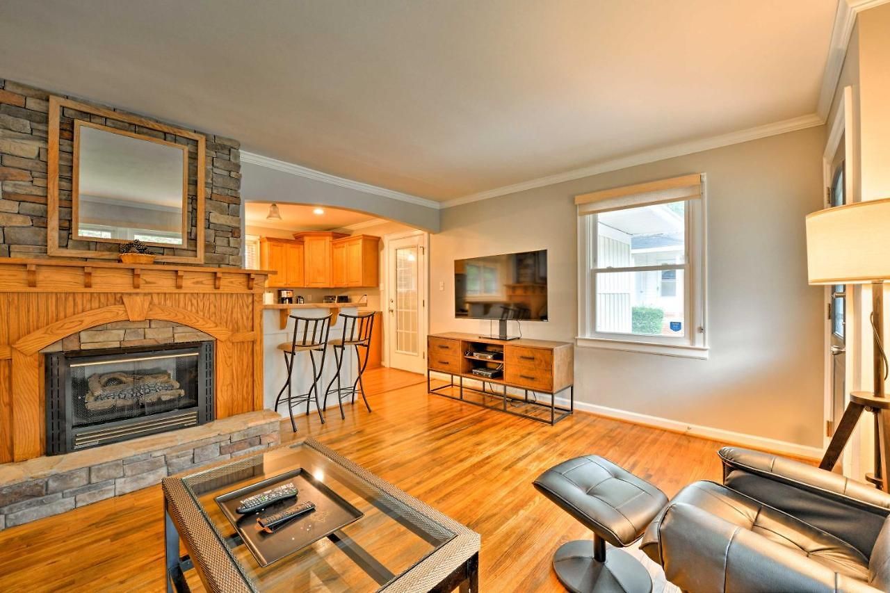 6 Mi To Downtown Charlotte! Charming Home W/ Patio Holiday home