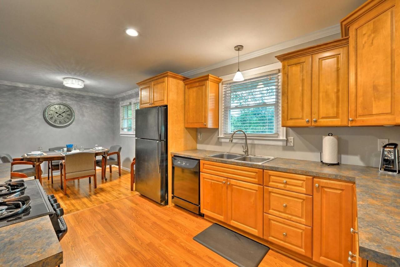 6 Mi To Downtown Charlotte! Charming Home W/ Patio Holiday home *