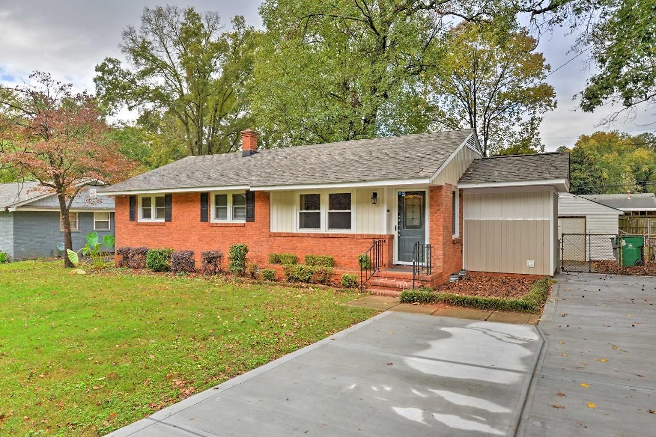 Holiday home 6 Mi To Downtown Charlotte! Charming Home W/ Patio