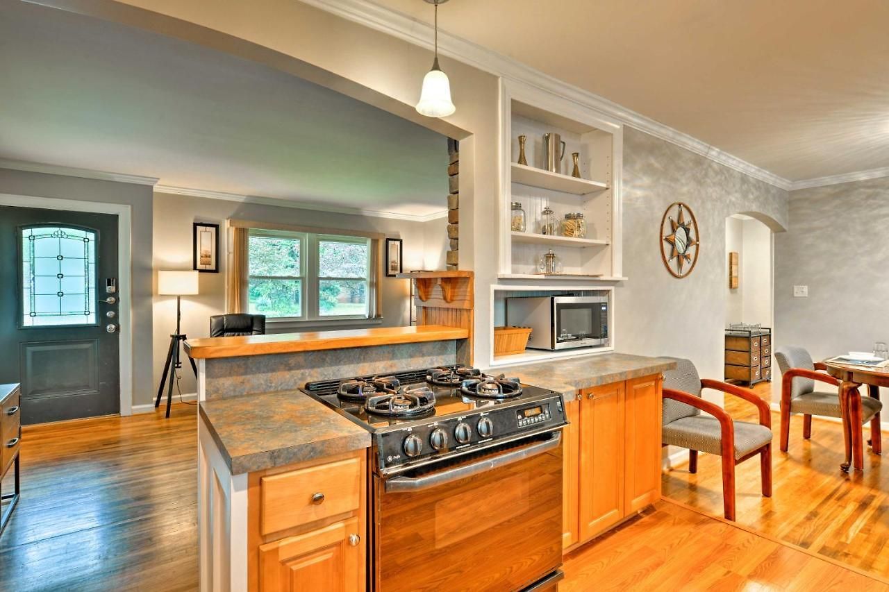 6 Mi To Downtown Charlotte! Charming Home W/ Patio Holiday home Charlotte
