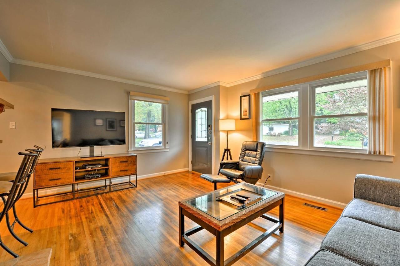 6 Mi To Downtown Charlotte! Charming Home W/ Patio Holiday home *