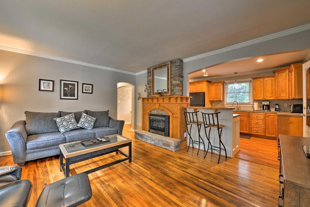 Holiday home 6 Mi To Downtown Charlotte! Charming Home W/ Patio