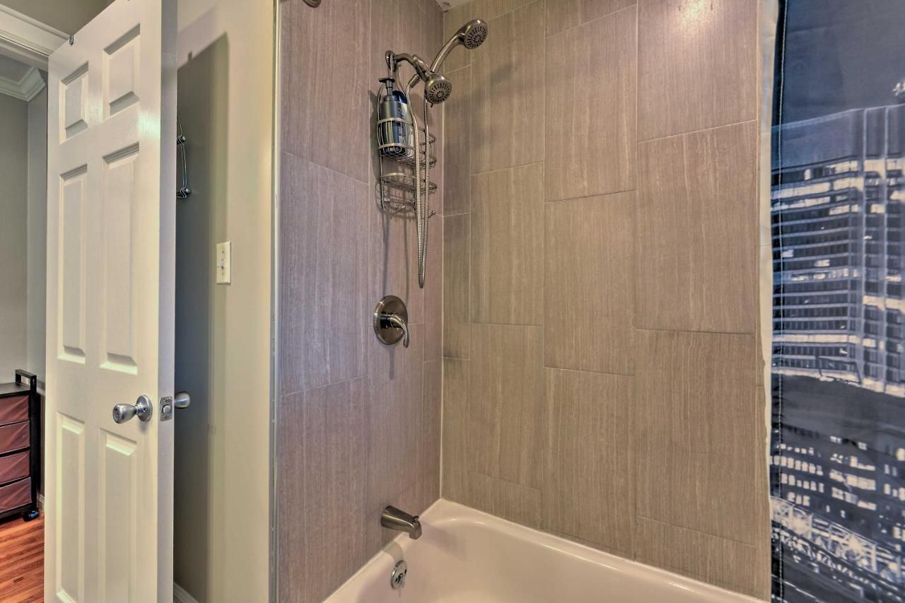 6 Mi To Downtown Charlotte! Charming Home W/ Patio Holiday home *