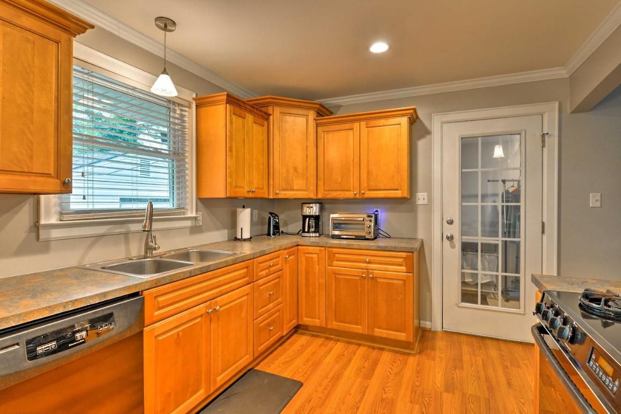 Holiday home 6 Mi To Downtown Charlotte! Charming Home W/ Patio Charlotte