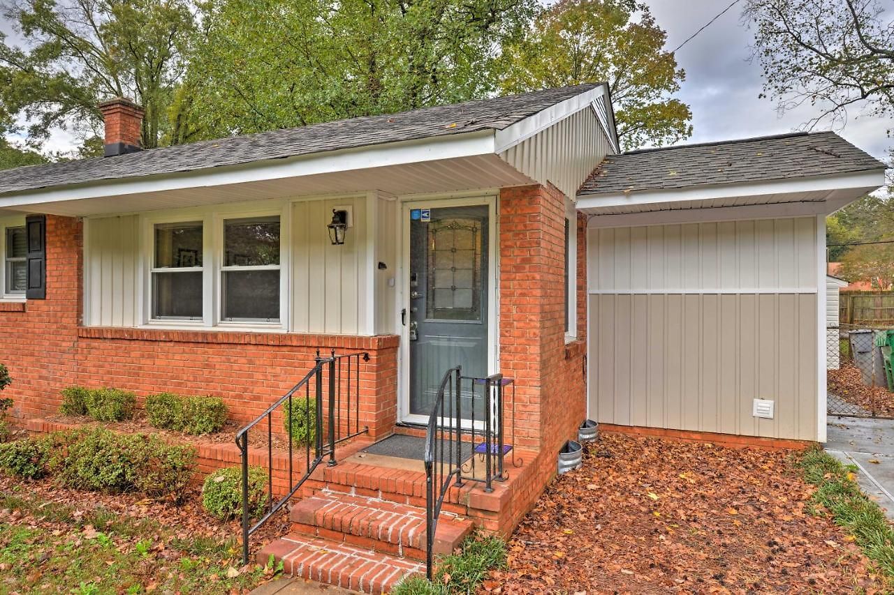 Holiday home 6 Mi To Downtown Charlotte! Charming Home W/ Patio *