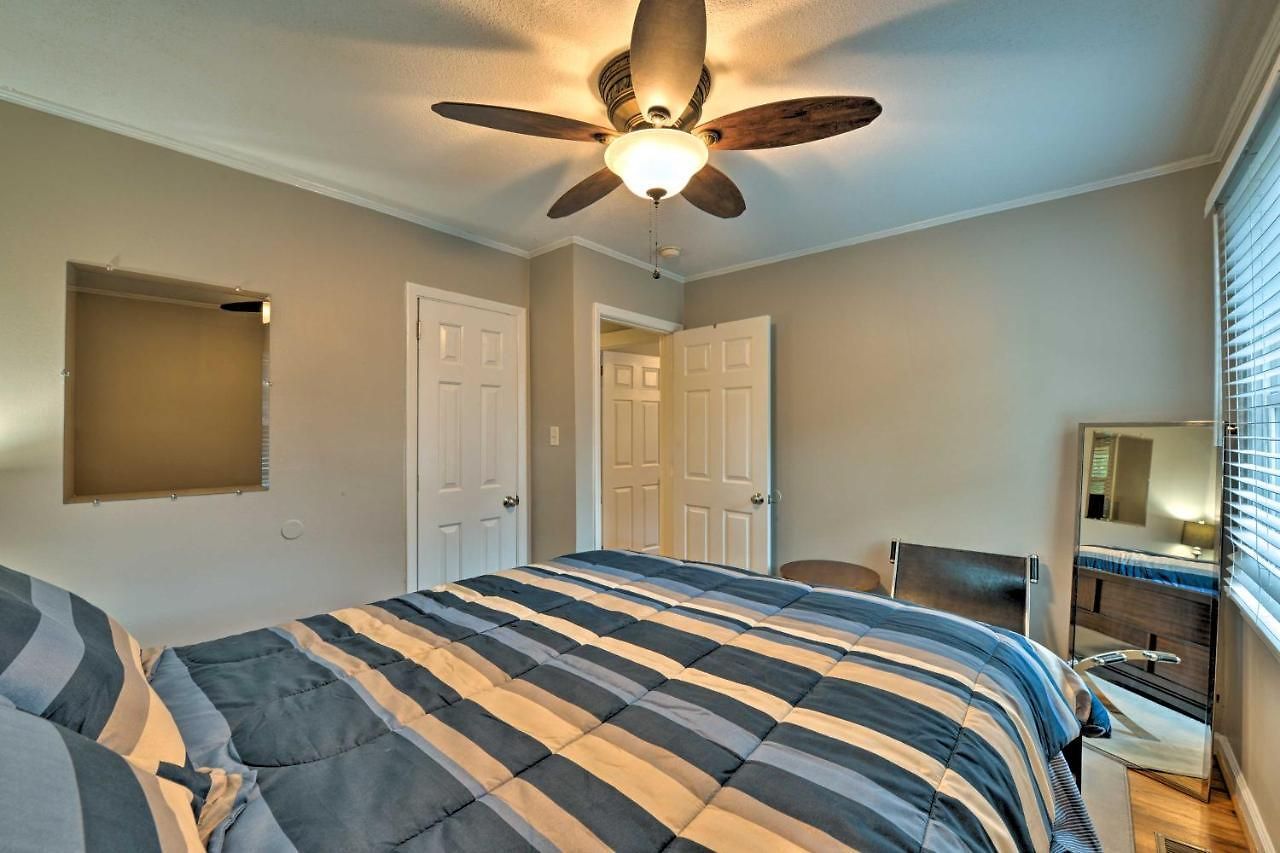 Holiday home 6 Mi To Downtown Charlotte! Charming Home W/ Patio *