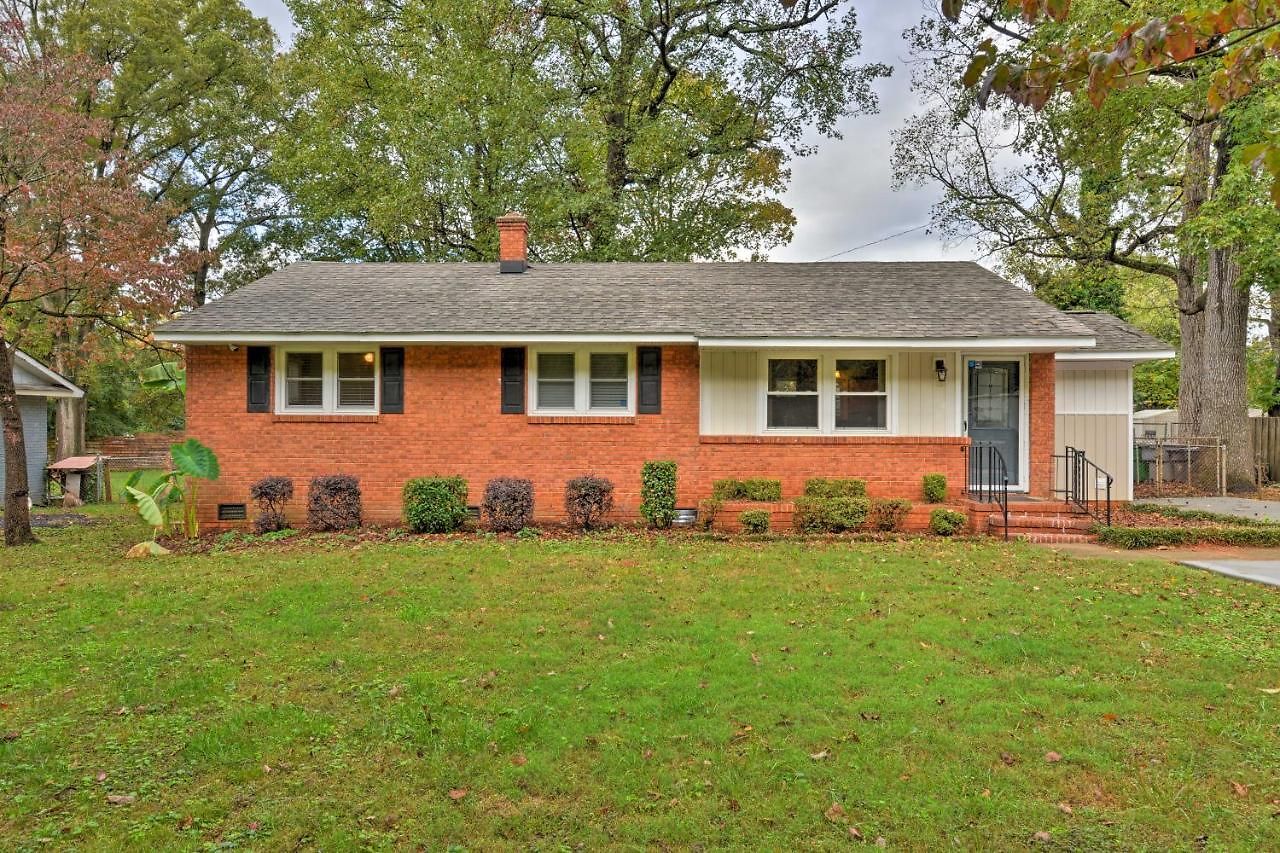 6 Mi To Downtown Charlotte! Charming Home W/ Patio Holiday home