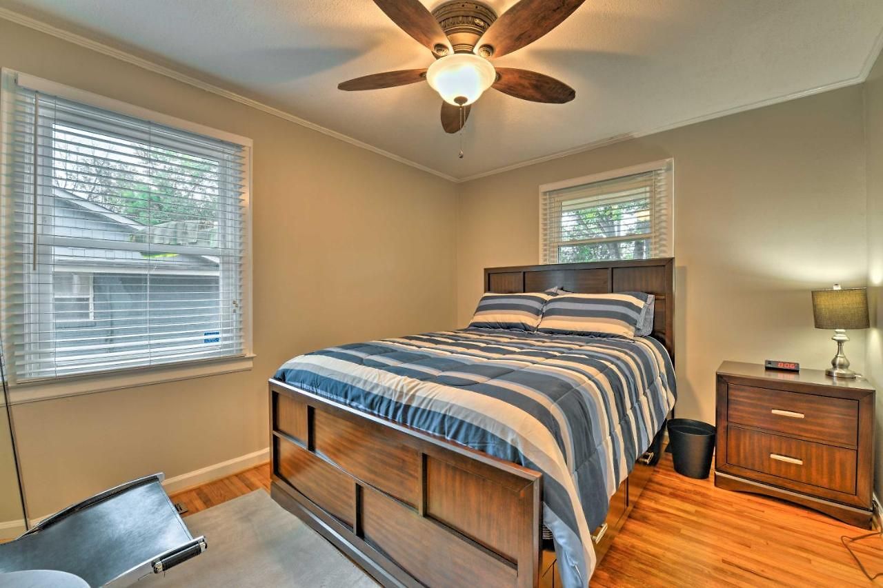 Holiday home 6 Mi To Downtown Charlotte! Charming Home W/ Patio