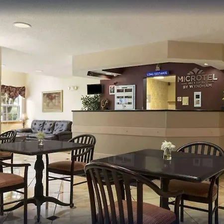 Hotel Microtel By Wyndham Airport