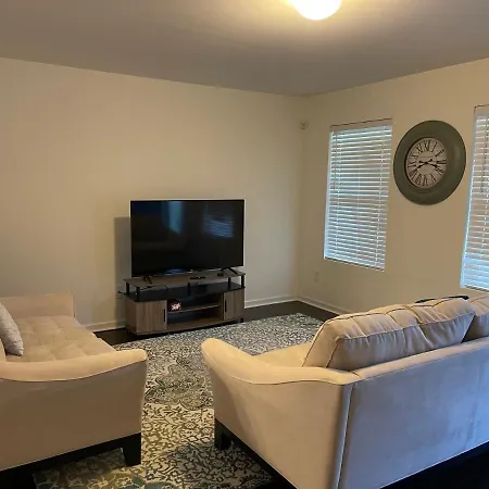 Spacious & Family Friendly 3br | 10 Min To Uptown Holiday home *