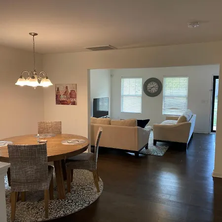 Holiday home Spacious & Family Friendly 3br | 10 Min To Uptown
