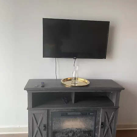 Apartment Luxurious 1br Uptown Highrise/ Balcony With View! *