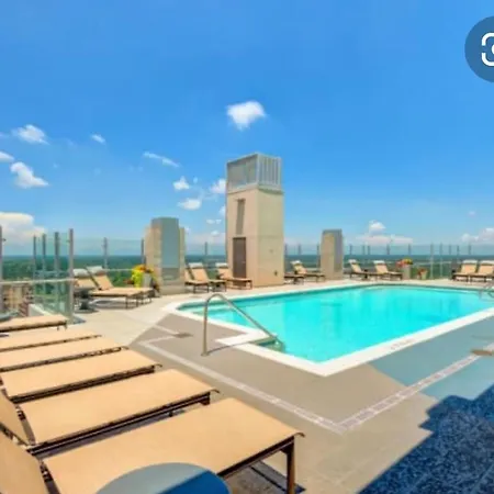 Luxurious 1br Uptown Highrise/ Balcony With View!