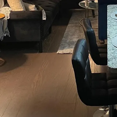 Luxurious 1br Uptown Highrise/ Balcony With View!