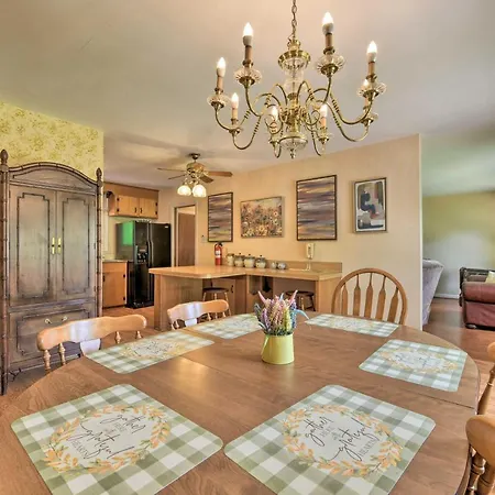 Holiday home Cozy Retreat With Yard About 5 Mi To Dtwn Charlotte