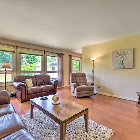 Cozy Retreat With Yard About 5 Mi To Dtwn Holiday home *
