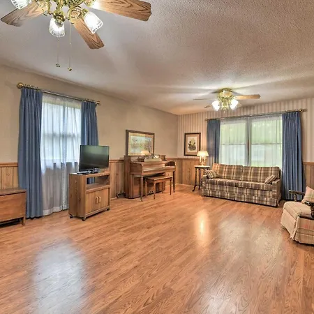 Cozy Retreat With Yard About 5 Mi To Dtwn Charlotte