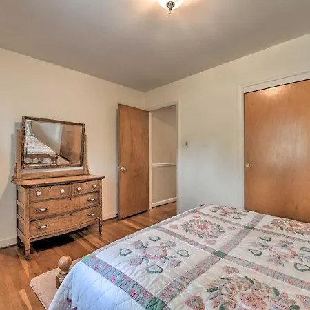 Cozy Retreat With Yard About 5 Mi To Dtwn Charlotte