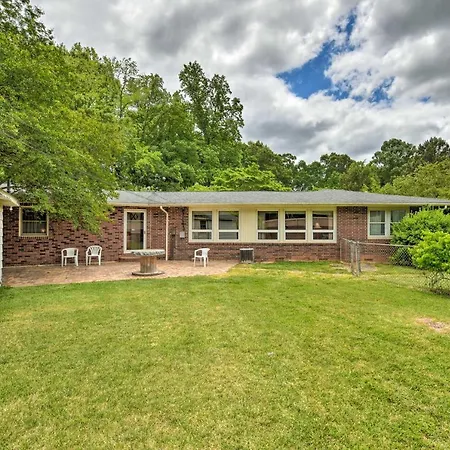 Cozy Retreat With Yard About 5 Mi To Dtwn Charlotte