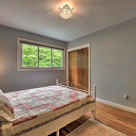 Cozy Retreat With Yard About 5 Mi To Dtwn