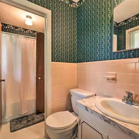 Cozy Retreat With Yard About 5 Mi To Dtwn Charlotte