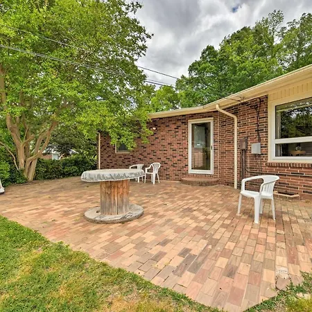Cozy Retreat With Yard About 5 Mi To Dtwn Charlotte