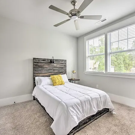 Holiday home Modern ~ 4 Mi To Downtown! *