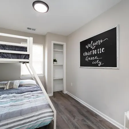 Brandnew Spacious 4 Bedroom House Minutes To Uptown Holiday home *