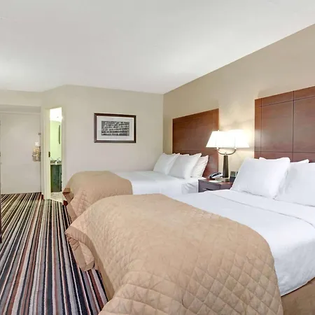 Hotel Wyndham Garden Airport Southeast 3*